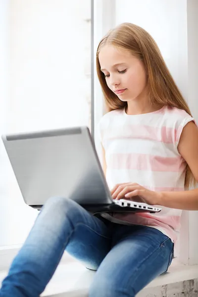 Meisje met laptop pc op school — Stockfoto