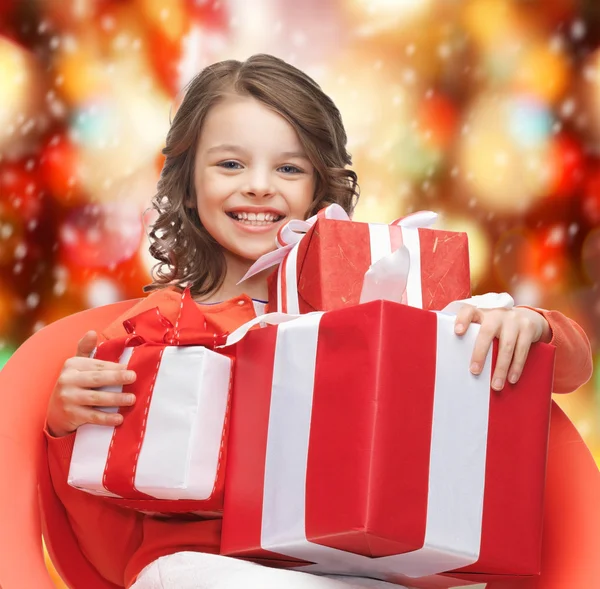 Счастливая девочка с подарочными коробками — стоковое фото