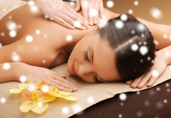 Vrouw in spa salon massage krijgen — Stockfoto