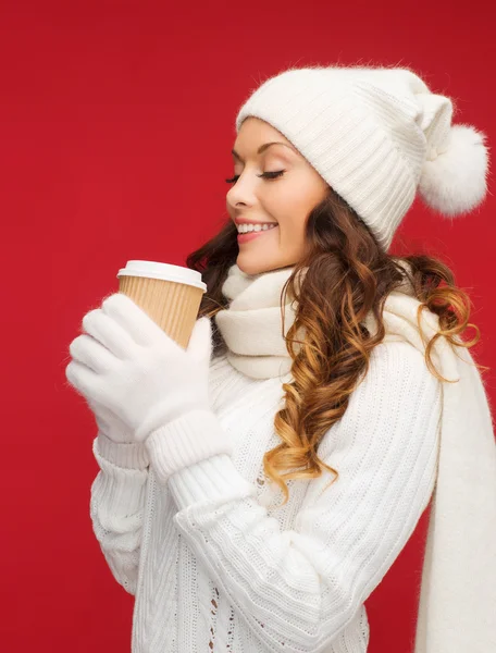 Kvinna i hatt med takeaway te eller kaffekopp — Stockfoto