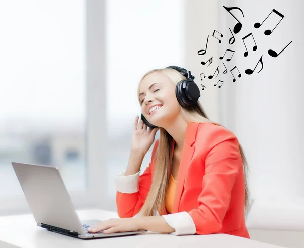 Mujer feliz con auriculares escuchando música — Foto de Stock