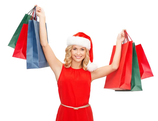 Mujer en vestido rojo con bolsas de compras — Foto de Stock