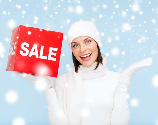 Kobieta w zimowe ubrania z sprzedaż czerwony znak — Zdjęcie stockowe