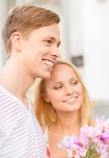 Casal com flores na cidade — Fotografia de Stock