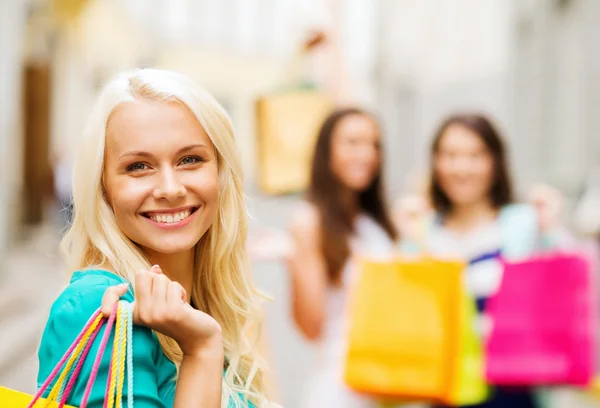 Girls with shopping bags in ctiy — Stock Photo, Image