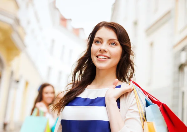 Mulher com sacos de compras em ctiy — Fotografia de Stock