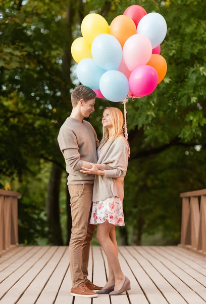 Paar mit bunten Luftballons — Stockfoto