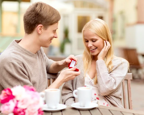 Romantischer Mann macht der schönen Frau einen Heiratsantrag — Stockfoto