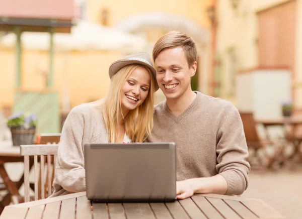 Couple avec ordinateur portable dans un café — Photo