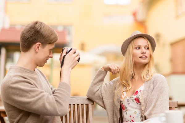 Casal tirando foto no café — Fotografia de Stock