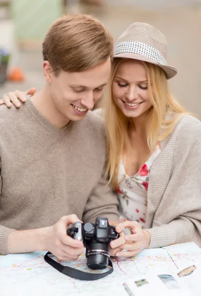 Couple with photo camera — Stock Photo, Image