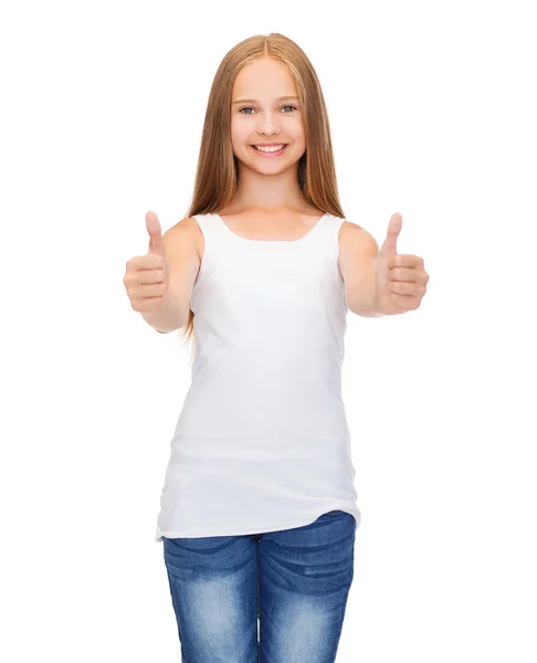 Девушка в пустой белой рубашке показывает большие пальцы вверх — стоковое фото