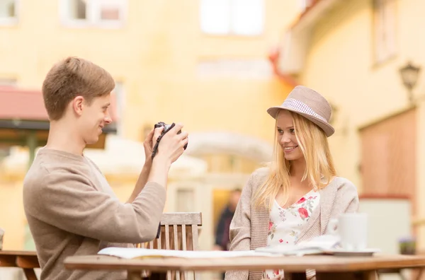 Couple prenant une photo dans un café — Photo