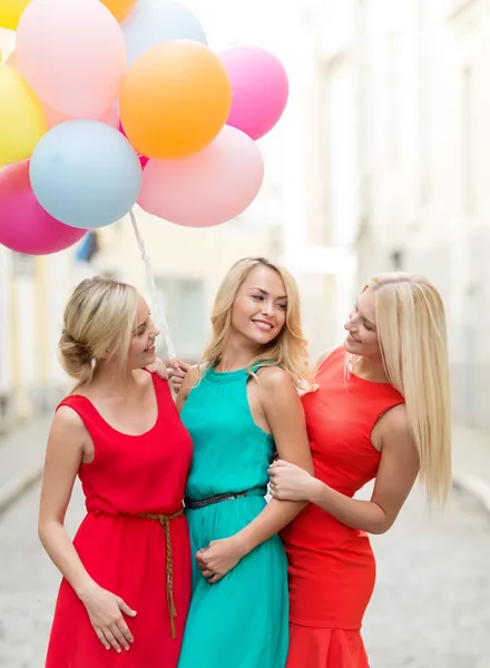 Vackra flickor med färgglada ballonger i staden — Stockfoto