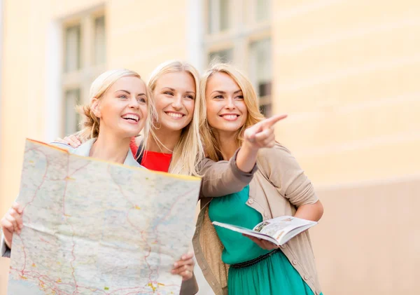 Schöne Frauen mit Touristenkarte in der Stadt — Stockfoto