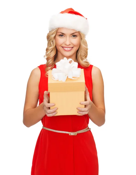 Donna sorridente in cappello Babbo Natale helper con confezione regalo — Foto Stock