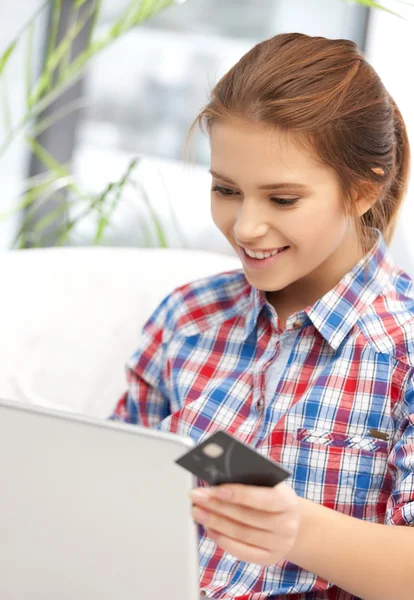 Happy teenage girl with laptop and credit card — Stock Photo, Image