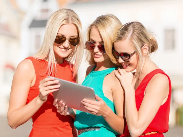 Schöne Mädchen Toursits Blick in Tablet-PC — Stockfoto