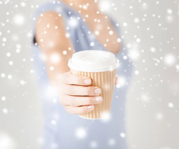 Frau hält Kaffeetasse zum Mitnehmen in der Hand — Stockfoto