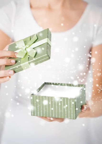 Frauenhände mit Geschenkbox — Stockfoto