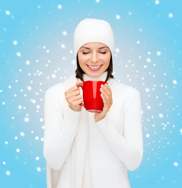 Kırmızı çay veya kahve kupa ile şapkalı kadın — Stok fotoğraf