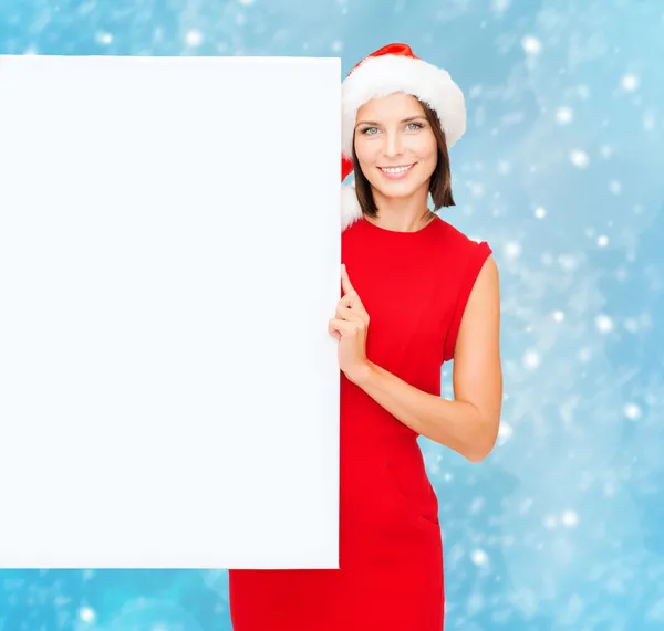 Vrouw in helper kerstmuts met een leeg wit bord — Stockfoto