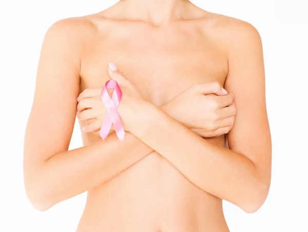 Γυμνή γυναίκα με καρκίνο του μαστού ευαισθητοποίηση κορδέλα — Φωτογραφία Αρχείου