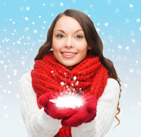 Mujer con gran copo de nieve — Foto de Stock