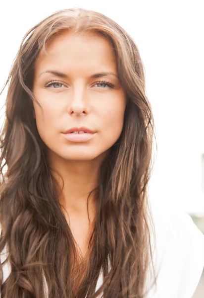 Mulher bonita com cabelo comprido — Fotografia de Stock