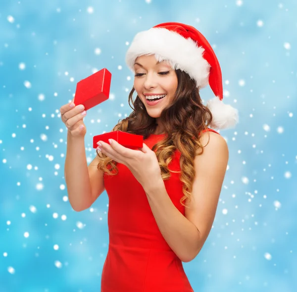 Smiling woman in santa helper hat with gift box — Stok fotoğraf