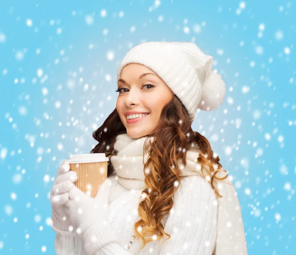 Mulher de chapéu com chá ou xícara de café takeaway — Fotografia de Stock