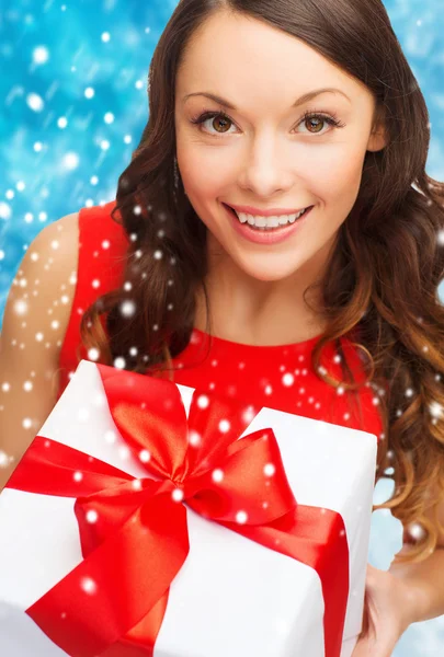 Lachende vrouw in rode jurk met doos van de gift — Stockfoto