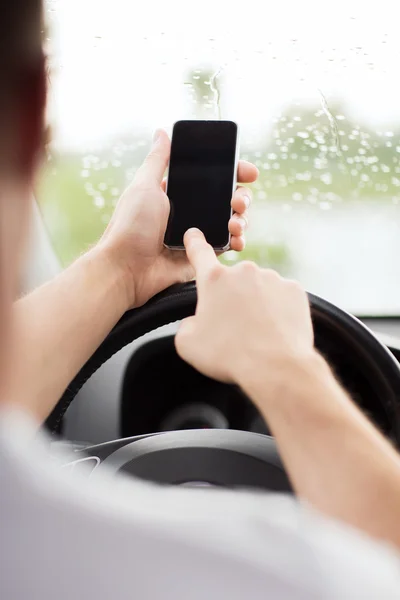 Mężczyzna korzystający z telefonu podczas prowadzenia samochodu — Zdjęcie stockowe