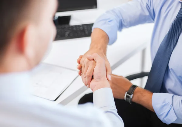 Hombres de negocios estrechando la mano en la oficina — Foto de Stock