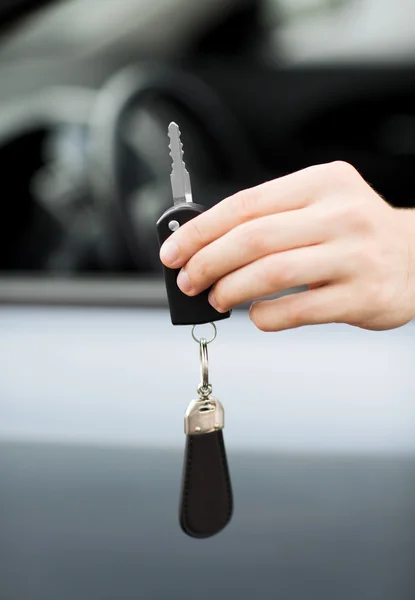 Mann mit Autoschlüssel draußen — Stockfoto