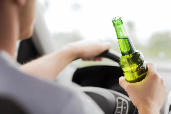 Homme buvant de l'alcool en conduisant la voiture — Photo