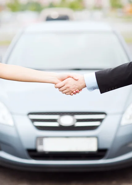 Customer and salesman shaking hands — Stock Photo, Image