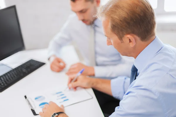 Empresarios con cuaderno sobre reunión — Foto de Stock