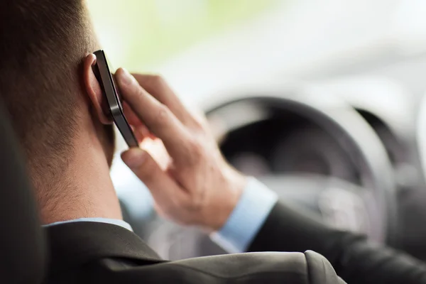 Мужчина пользуется телефоном за рулем автомобиля — стоковое фото