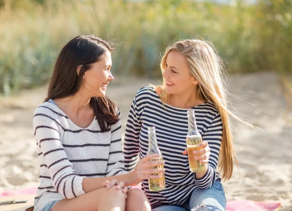 Mädchen mit Getränken am Strand — Stockfoto