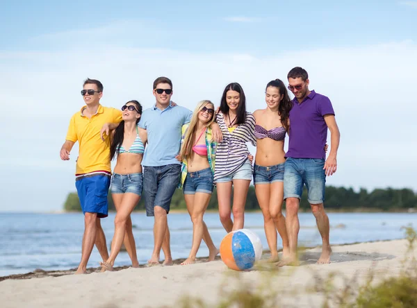 Vriendengroep die plezier hebben op het strand — Stockfoto