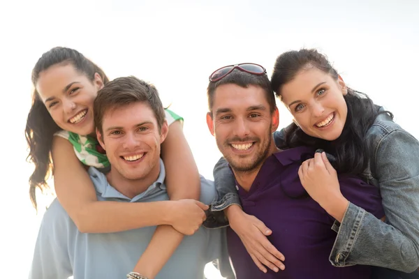 Grupp vänner som har roligt på stranden — Stockfoto