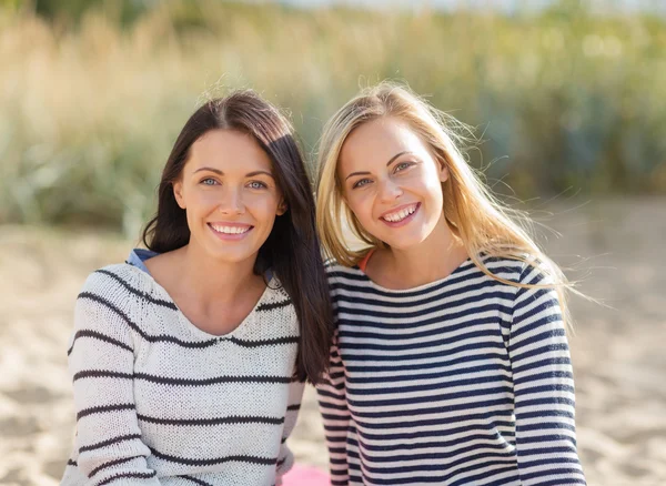 Schöne Teenager-Mädchen oder junge Frauen, die Spaß haben — Stockfoto