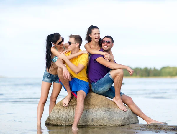 Grupp vänner som har roligt på stranden — Stockfoto