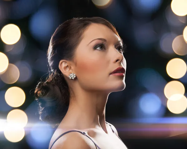 Mulher em vestido de noite usando brincos de diamante — Fotografia de Stock