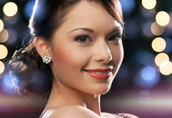 Mujer en vestido de noche con pendientes de diamantes — Foto de Stock