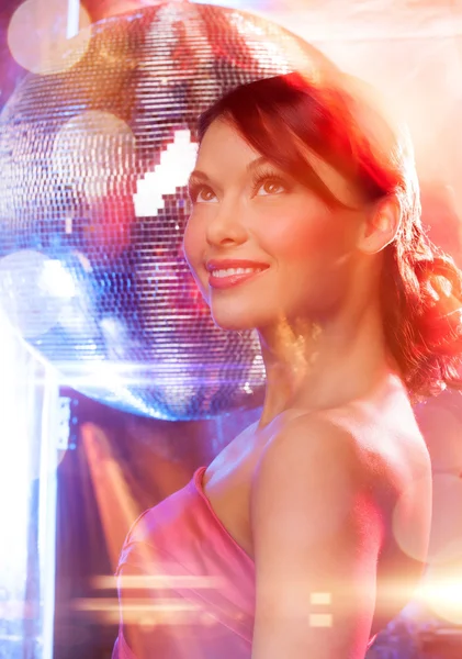 Mujer en vestido de noche con pendientes de diamantes — Foto de Stock