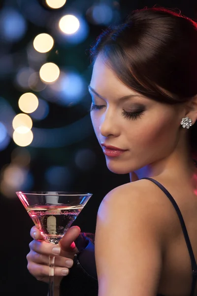 Femme avec cocktail — Photo