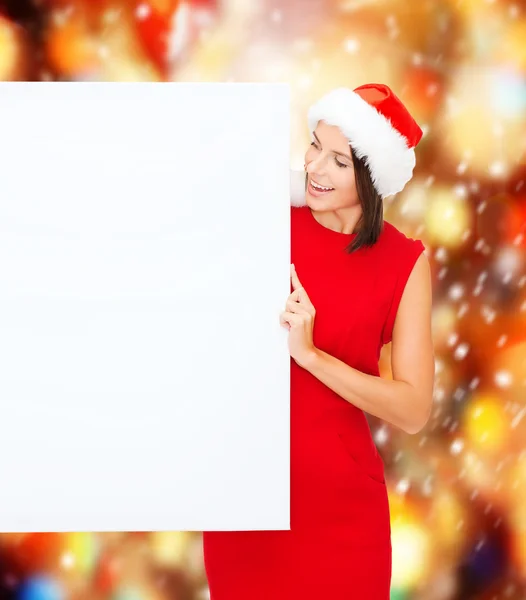 Vrouw in helper kerstmuts met een leeg wit bord — Stockfoto