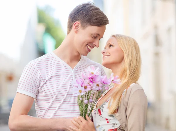 Par med blommor i staden — Stockfoto